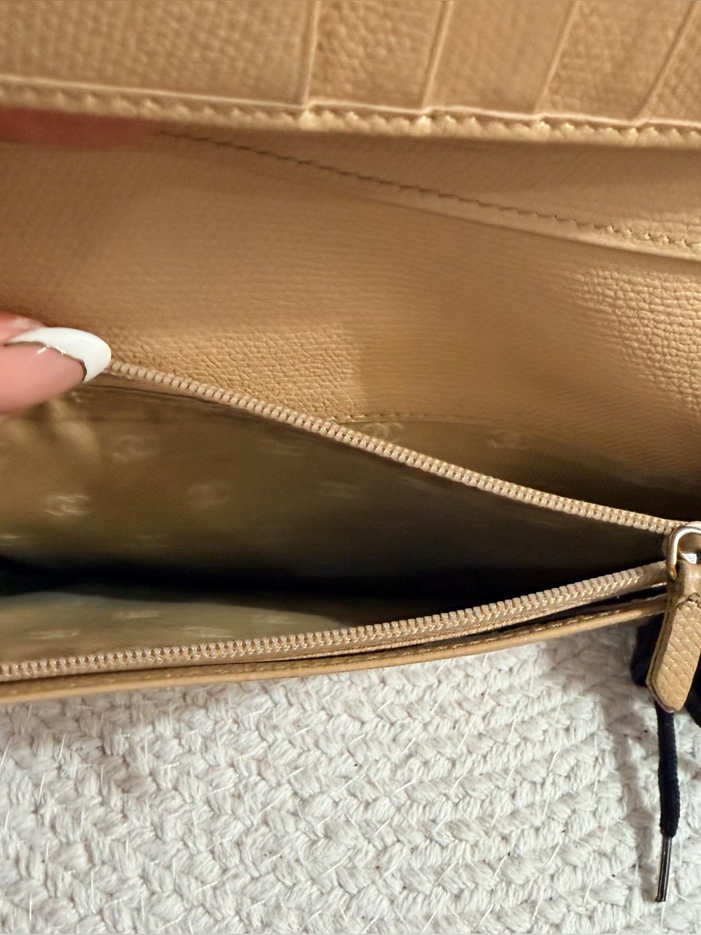 Pre- Loved CHANEL Auth CHANEL Coco Button wallet beige Leather + COA Card - Picture 8 of 16